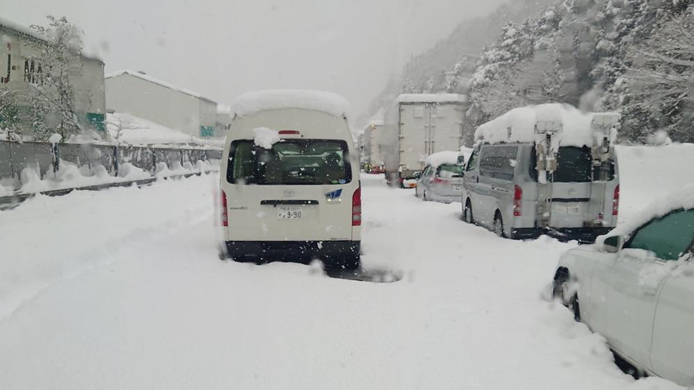 日本名神高速積雪令大量車輛被困。(X)