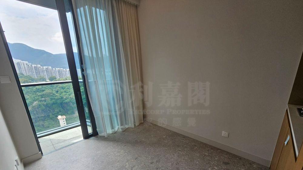 大廳外接小露台，面向山景，居住環境清幽。(代理提供)