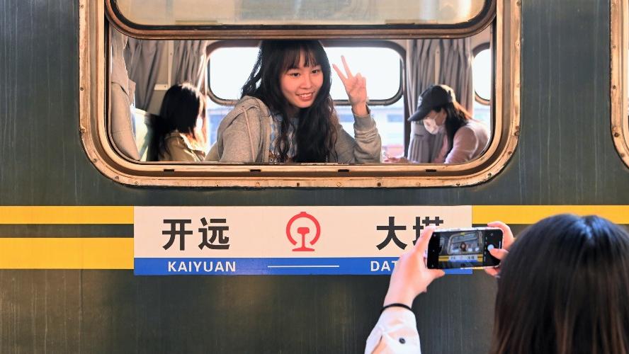 新旅行方法｜「特種兵式」日行3萬步、夜宿海底撈瘋狂打卡 年輕人為何如此拼命？