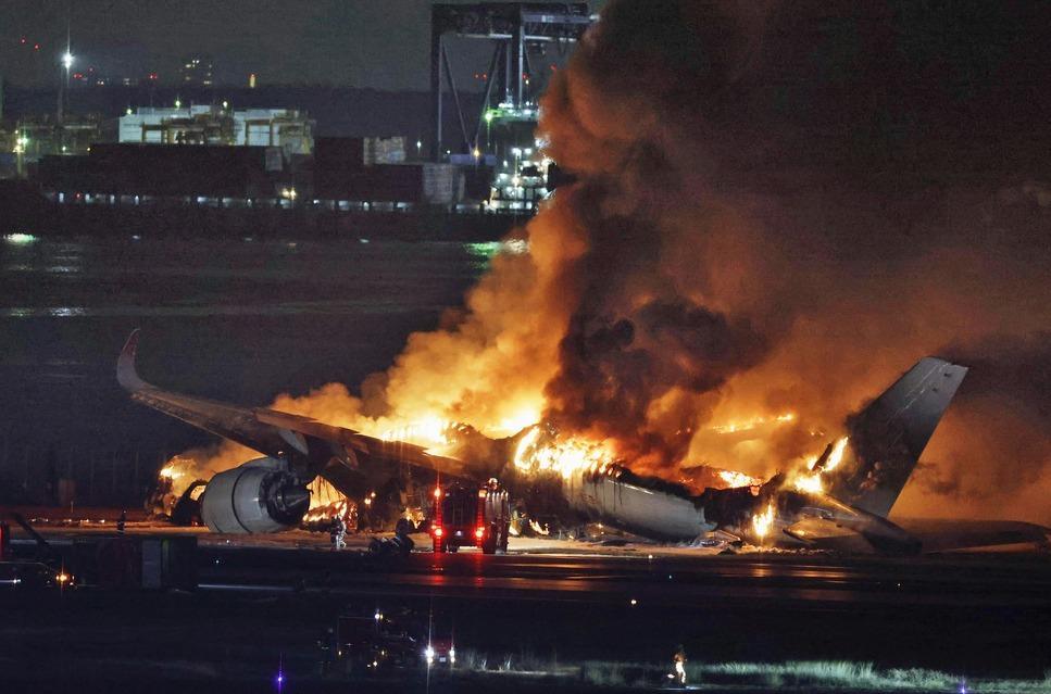 飛機失事意外安全自保5招 穿高踭鞋登機為何不建議？（羽田機場日航起火資料圖片）