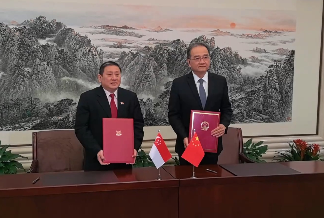 中國和新加坡今日(1月25日)在北京簽署協定，由2月9日農曆除夕當日起，實施互免簽證，由外交部副部長鄧勵及新加坡駐華大使陳海泉簽署。(央視新聞)