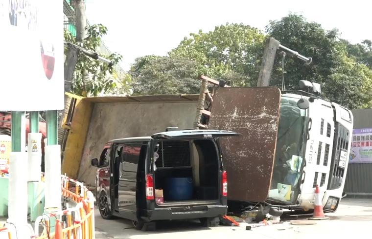 葛量洪醫院吊臂車翻側壓中兩車　5人被困。