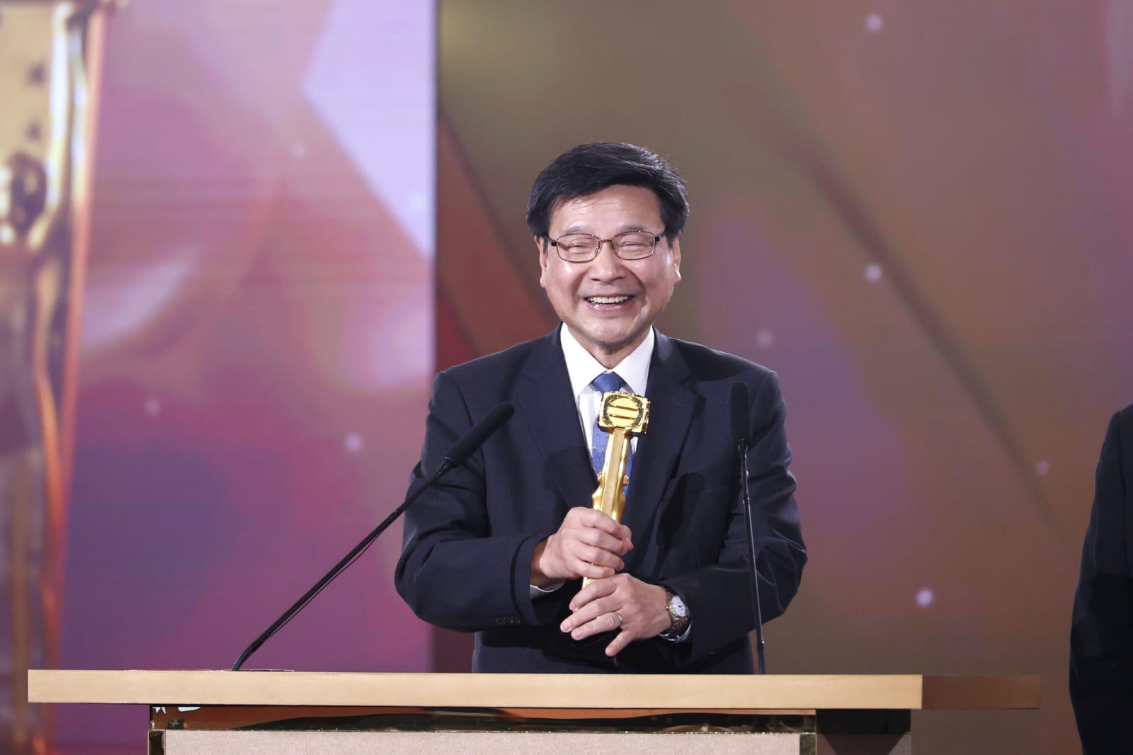 萬千星輝頒獎典禮2023｜袁志偉入行47年奪榮譽大獎︰TVB管理層從無干預新聞部運作
