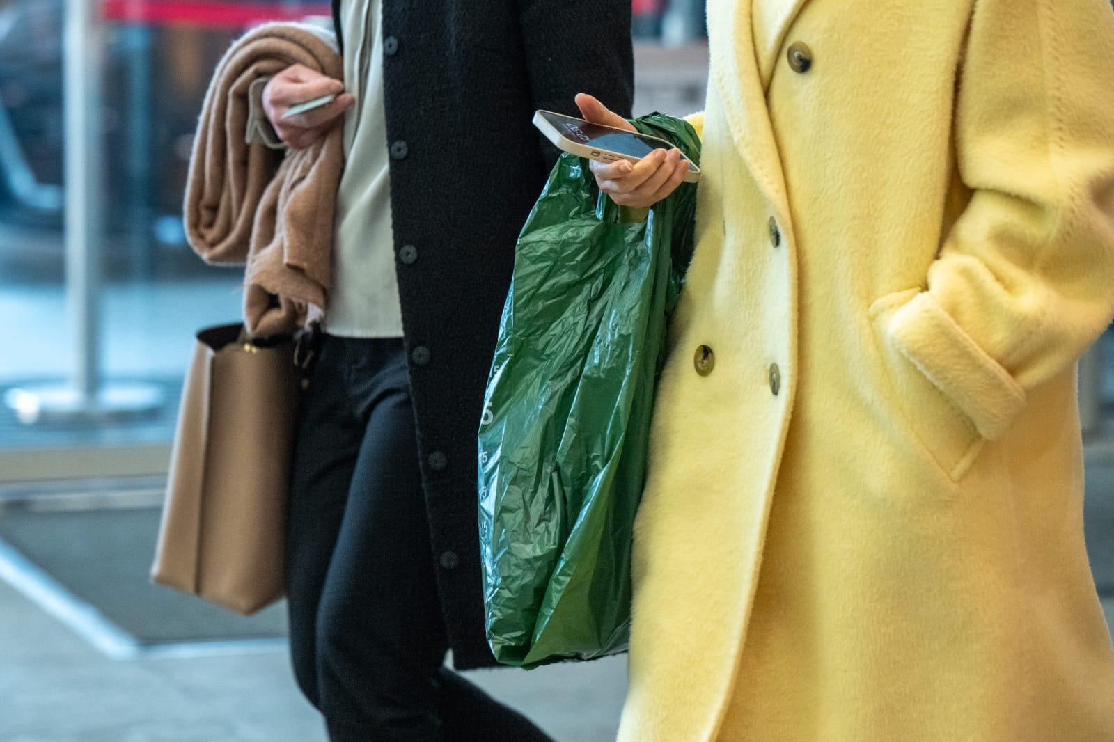 垃圾徵費｜指定垃圾袋今起開賣　連鎖便利店等陸續銷售