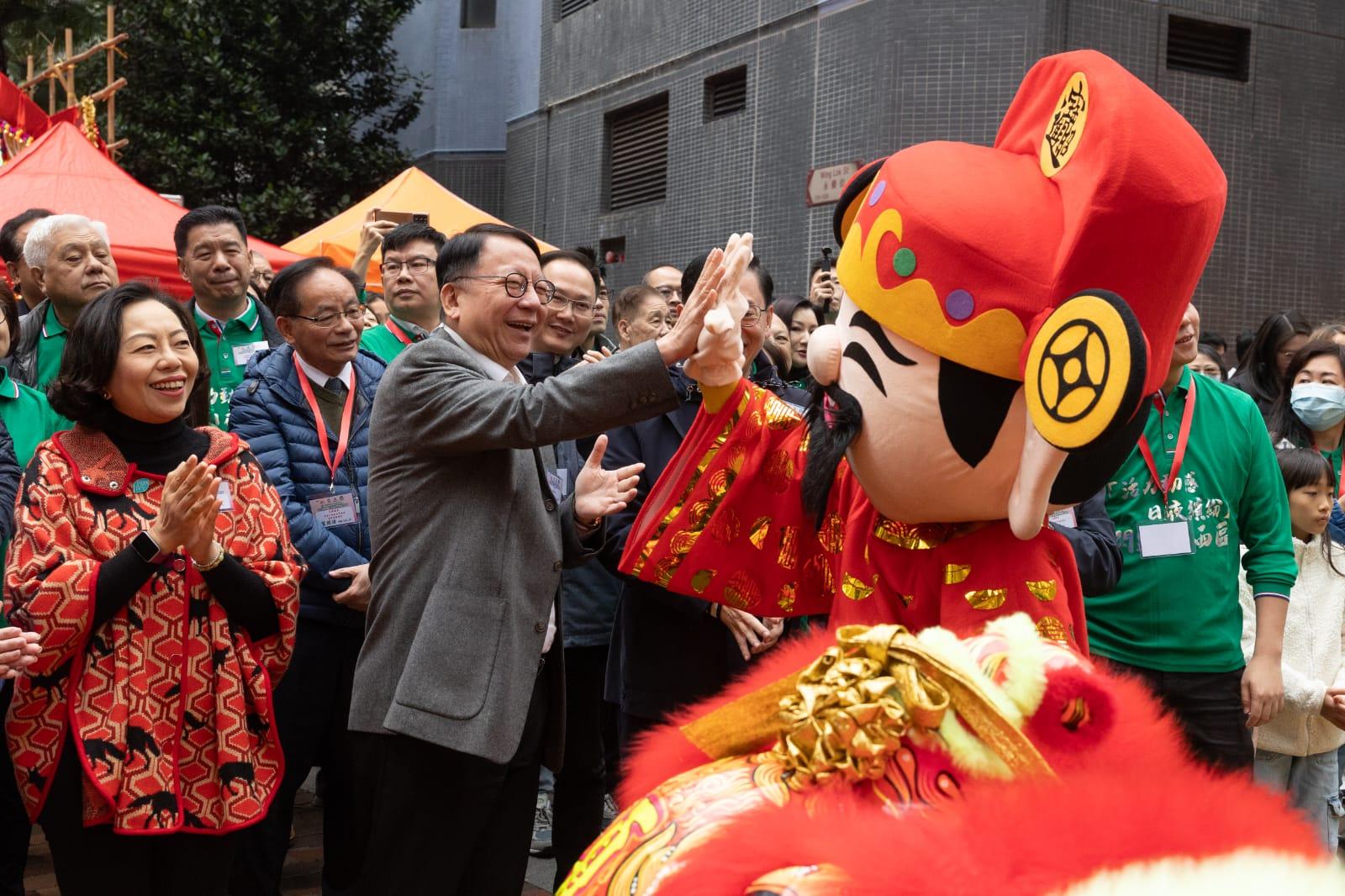 中西區日夜都繽紛開鑼 商戶指人流暢旺 (蘇文傑攝)