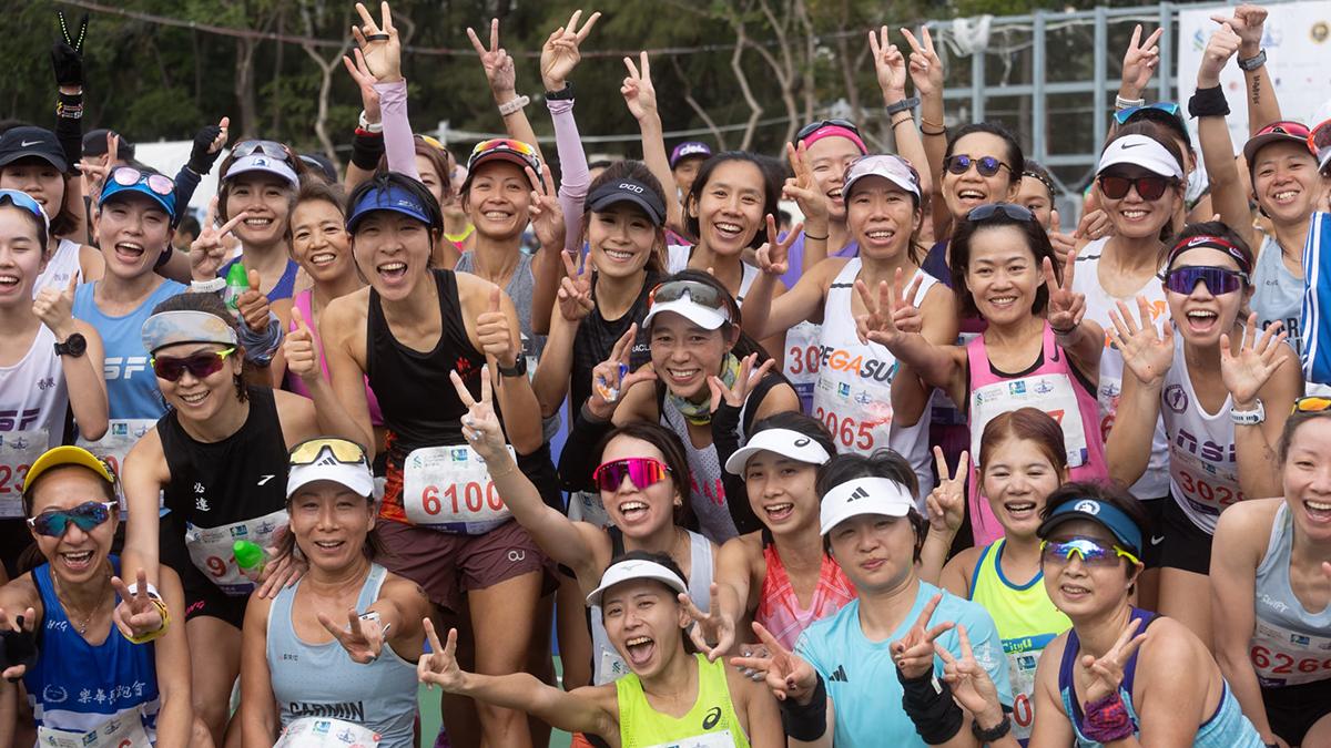 「萬金小姐」賽後合照時難掩興奮之情。(蘇文傑攝)