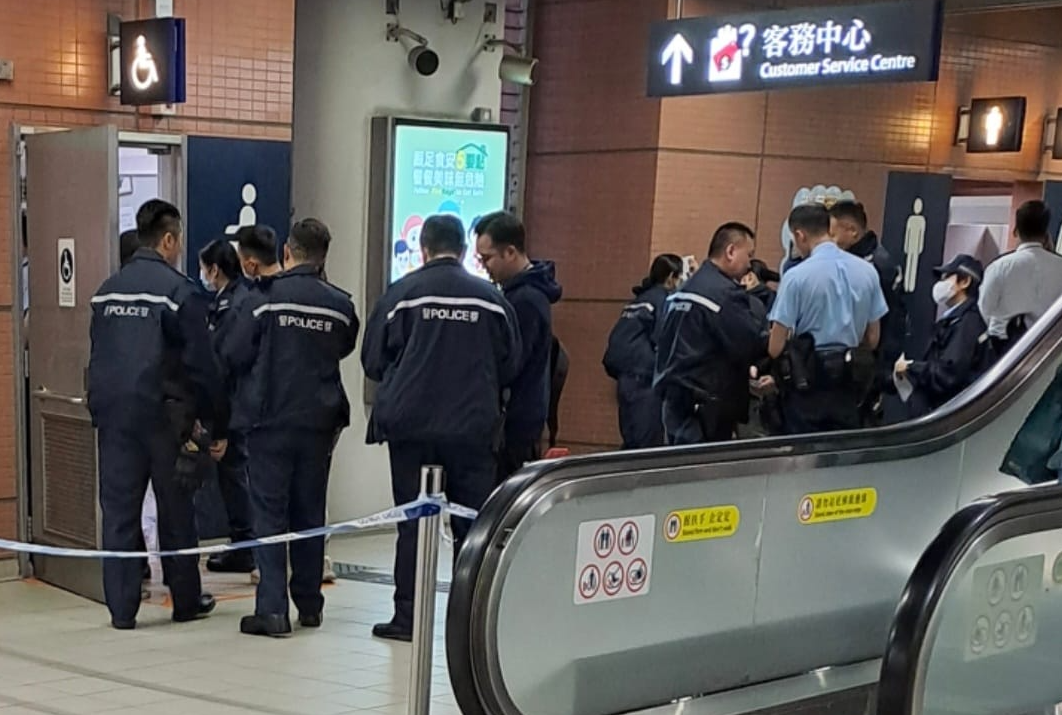 一對長者夫婦被發現在港鐵石門站的殘廁暈倒，80歲丈夫送院後死亡，71歲以輪椅代步的妻子回復清醒，警方檢獲兩個帶有繩索的膠袋，列作企圖謀殺及自殺案。(Go Go Shatin FB)