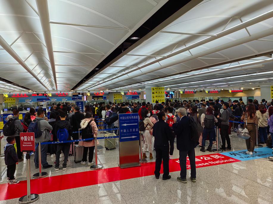 國家移民管理局統計，內地在元旦假期期間，邊檢機關共查驗近518萬人次出入境，日均172.6萬人次，按年增長4.7倍，已恢復至2019年同期疫情前水平