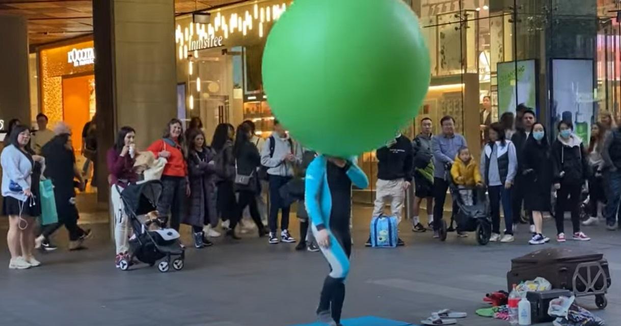 Vincent Huang在澳洲街頭做氣球表演。(互聯網)