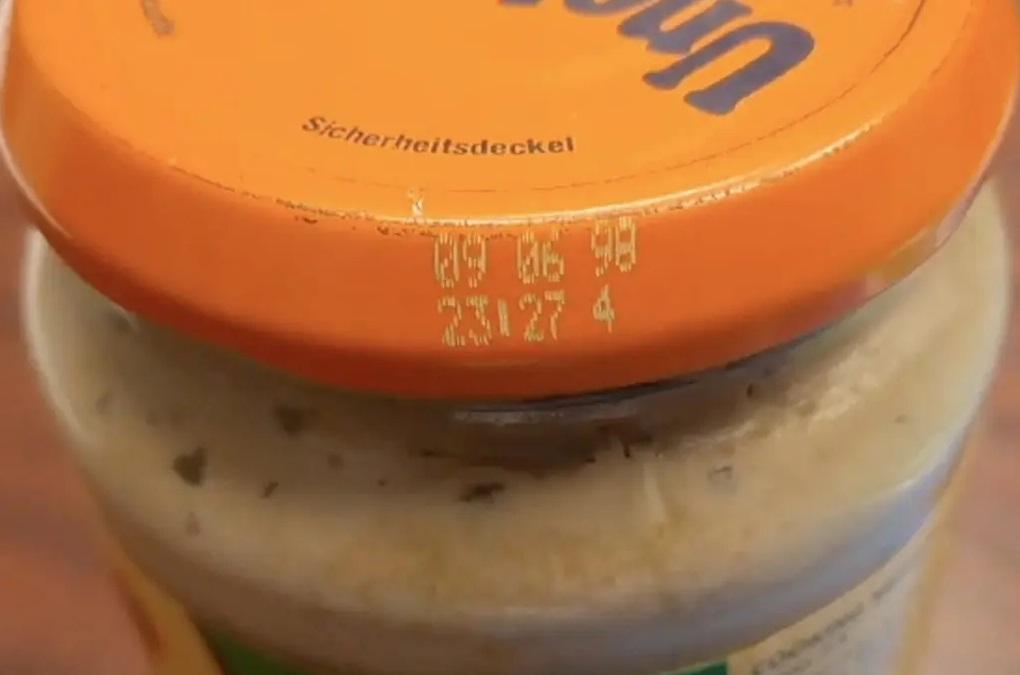 芝士醬食用日期顯示1998年6月。(互聯網)