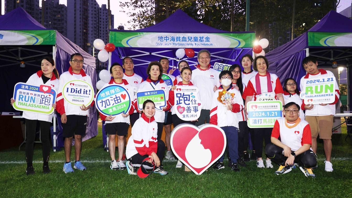 地中海貧血跑手在賽前打氣儀式上，展示患者獲得適當治療後，也可享受健康生活。(組織提供)