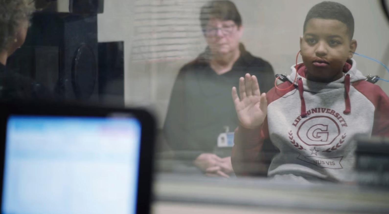 伊薩姆接受基因治療後做聽力測驗。(互聯網)