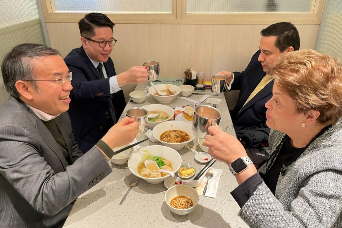 許正宇(左一)今日帶新開發銀行行長，去地道茶餐廳試下港式美食。(財經事務及庫務局FB)