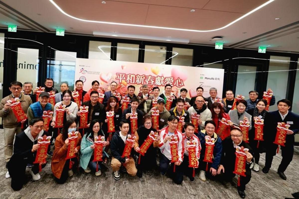 有團體歲晚前到土瓜灣，為100戶基層長者家居大掃除和送上愛心福袋。(組織提供)