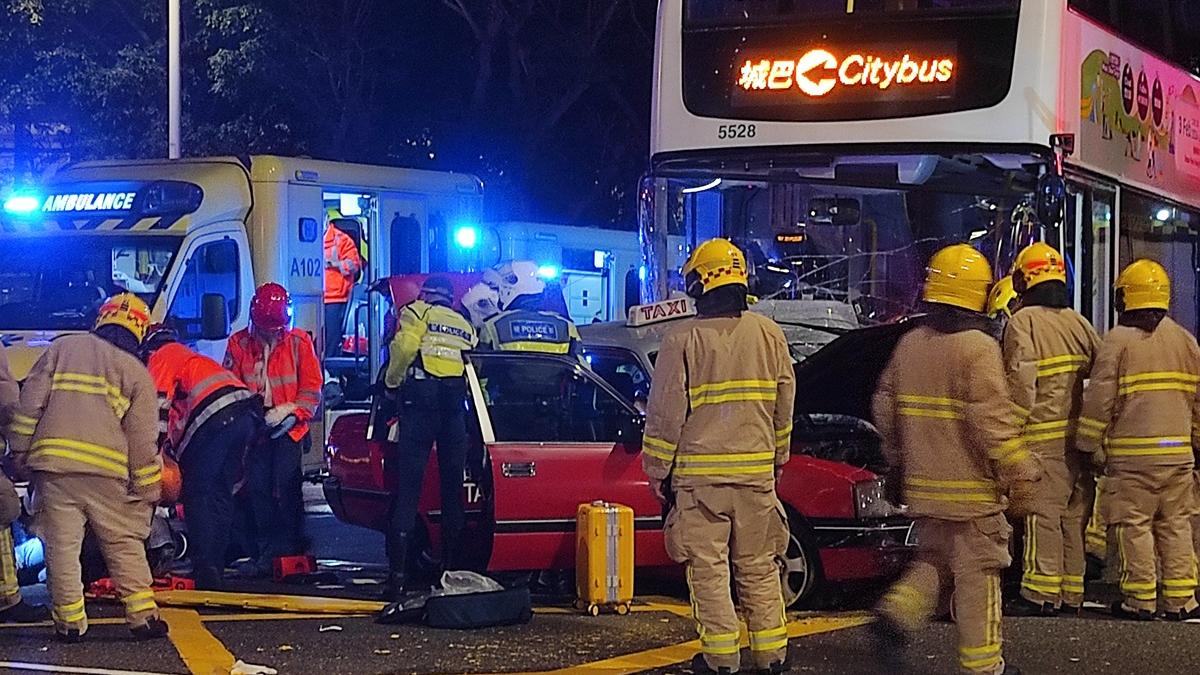 一輛的士日前在灣仔與巴士相撞，車上兩名乘客死亡。(資料圖片／李朗僑攝)