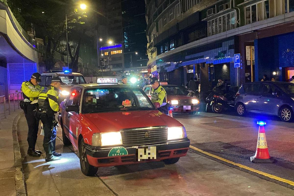 警方一連兩晚在蘭桂坊一帶打擊「黑的」。(警方圖片)