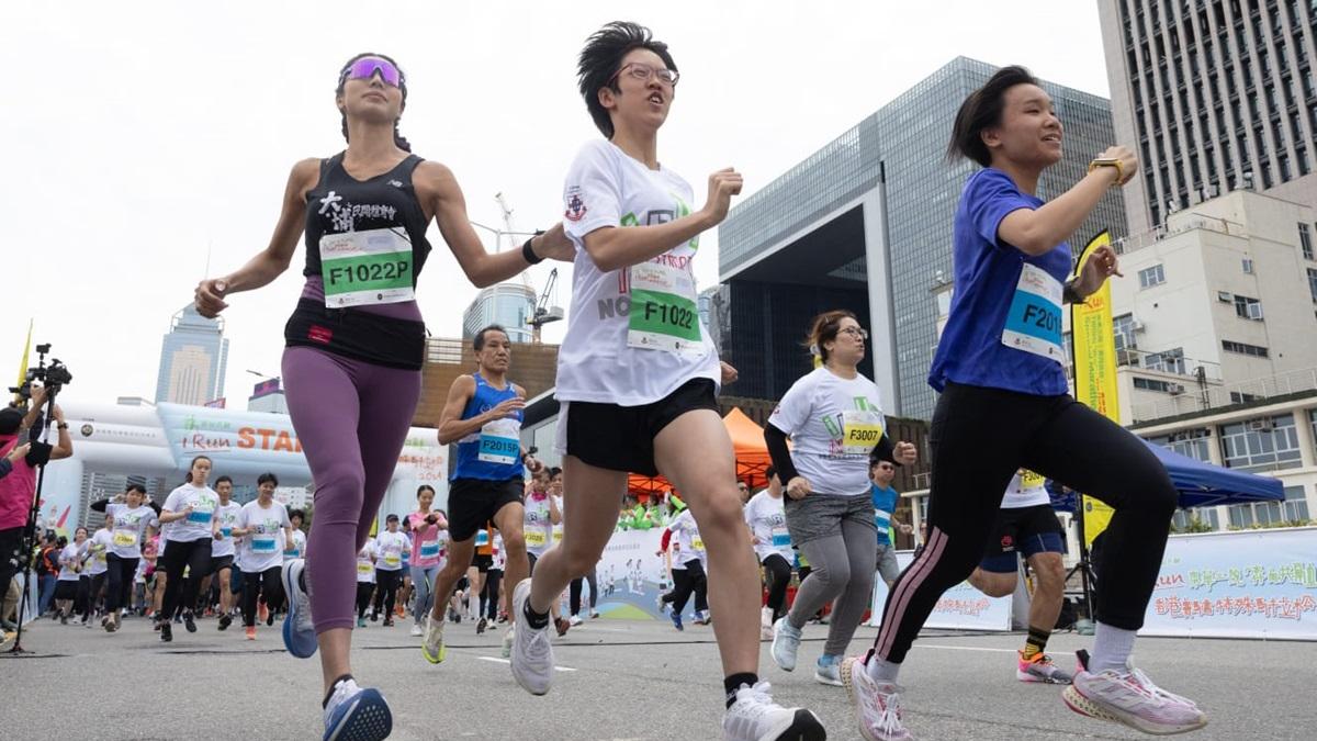 東華三院特殊馬拉松今日在中西區海濱長廊一帶舉行。(蘇文傑攝)