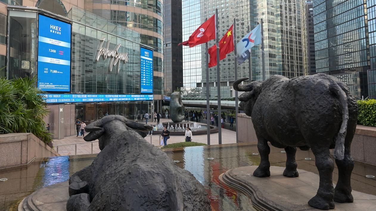 港股收市｜新年紅盤高開低走！恒指挫258點失萬七 成交續低迷