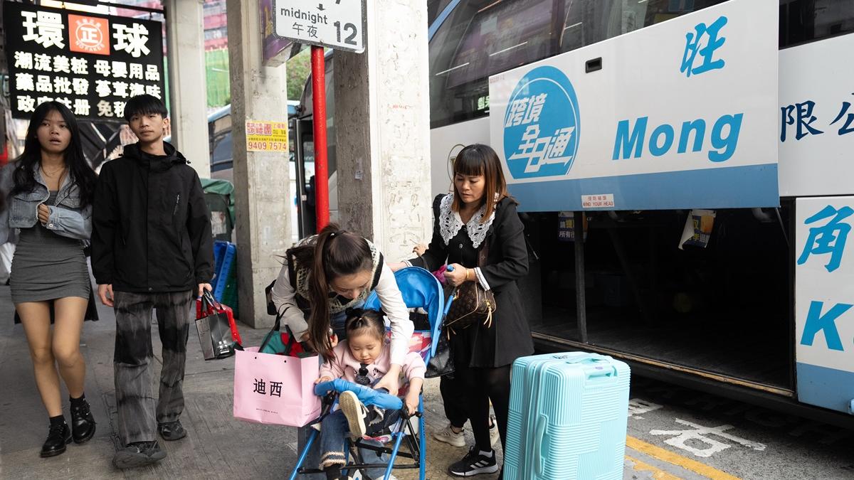 政府促請跨境巴士業界提示旅客使用車票二維碼的注意事項。(資料圖片／林靄怡攝)