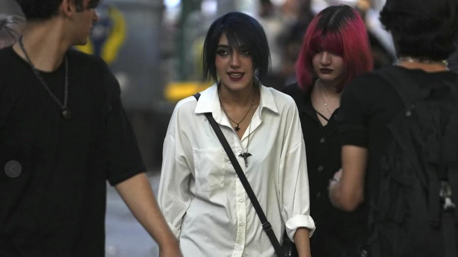 美聯社記者去年8月在德黑蘭街頭拍到伊朗女性在街上沒戴頭巾。(資料圖片)