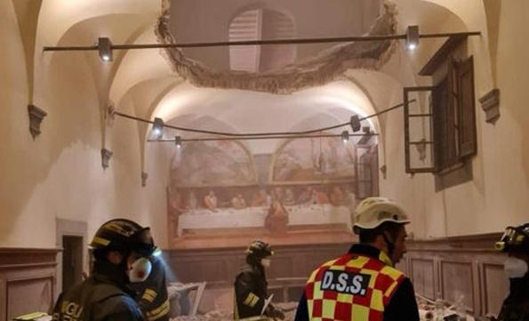 現場穿了一個大洞。(互聯網)