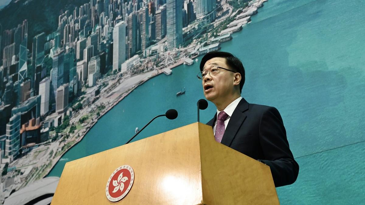 李家超指，與內地商討增24小時通關進展順利，本港鐵路正研究如何延長服務時間。(中新社)