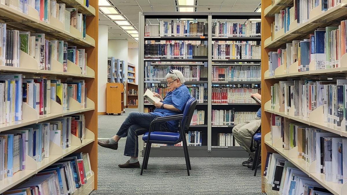 政府統計處認為，圖書館環境改善導致外借書籍數目減少。(資料圖片／蘇文傑攝)