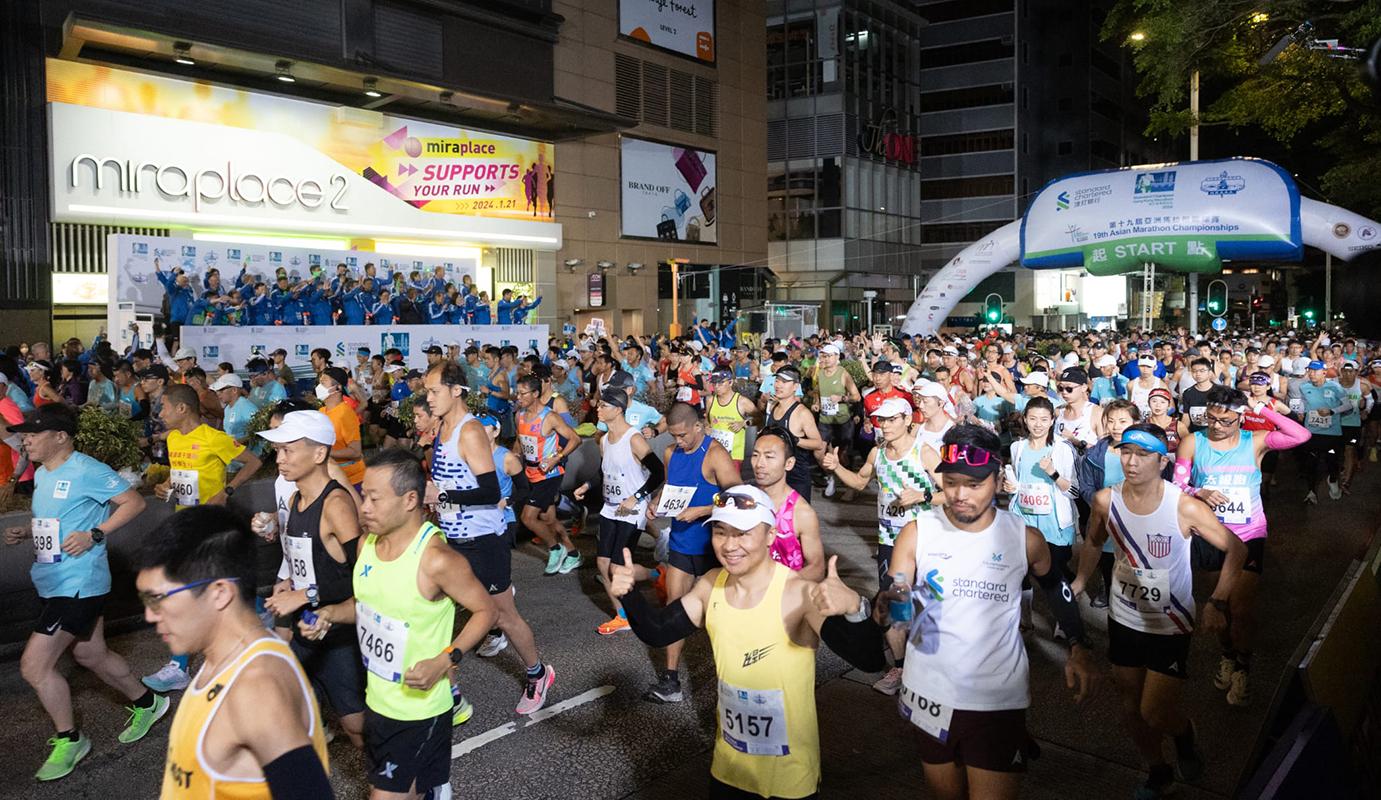 李家超清晨主持全馬挑戰賽起步禮。(蘇文傑攝)