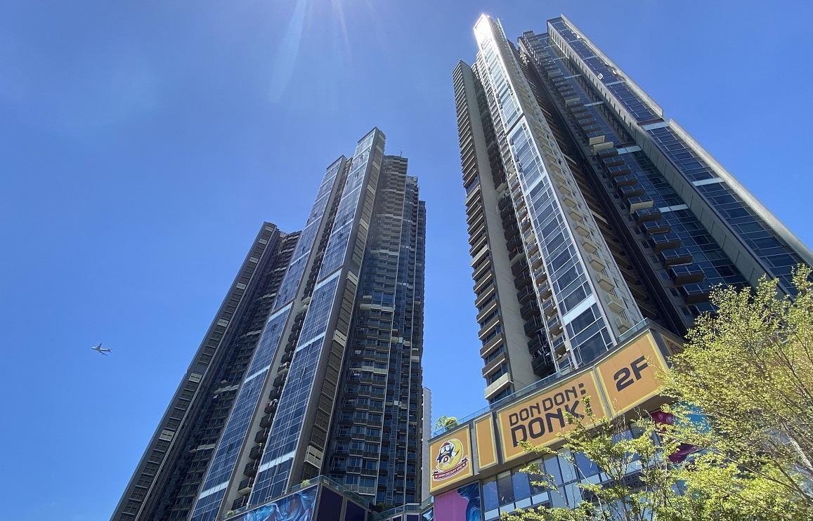 荃灣海之戀‧愛炫美海景兩房戶，累劈減242萬元沽出，減幅21%，料原業主需蝕部分使費離場。