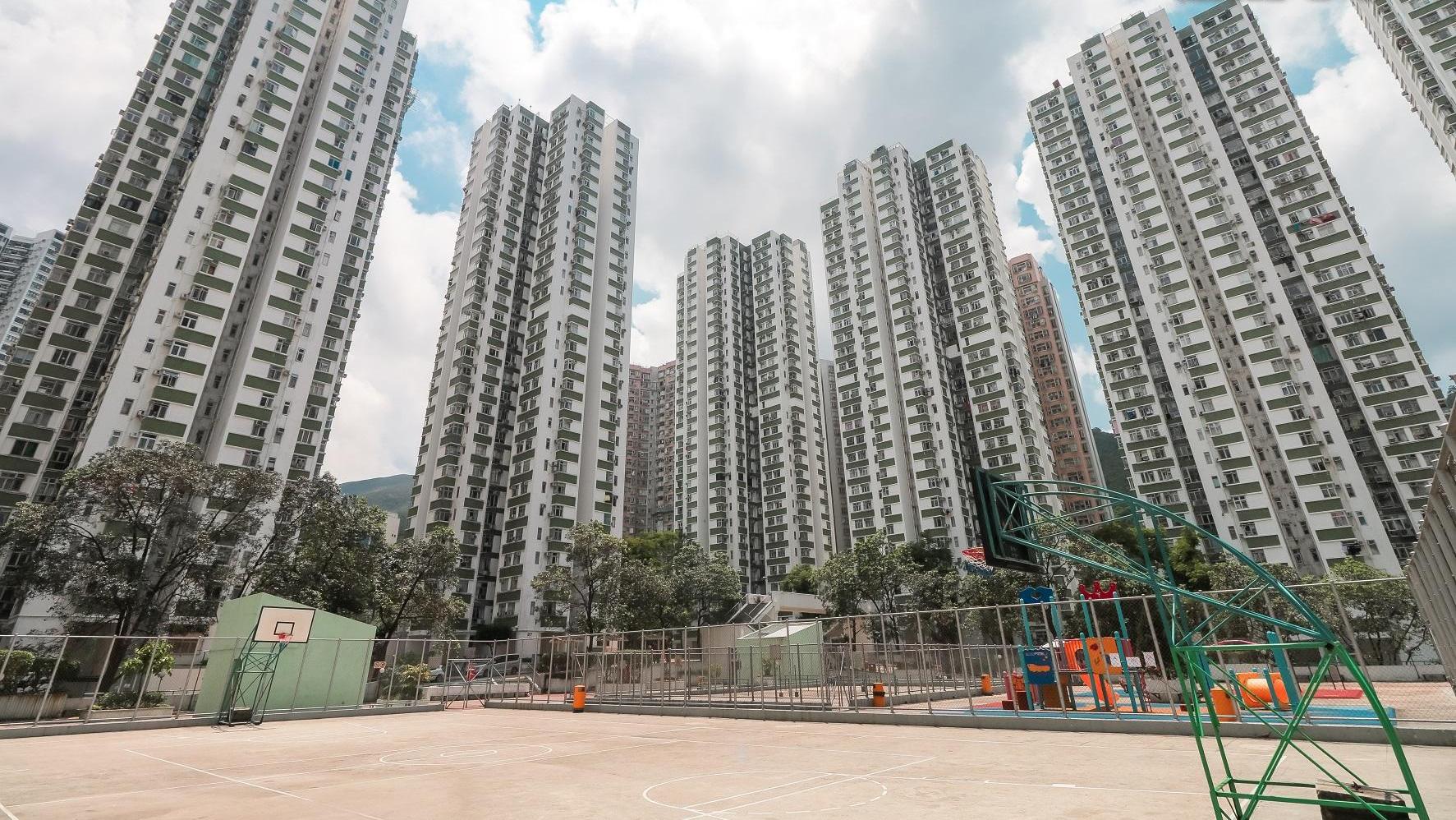 鰂魚涌老牌屋苑南豐新邨於元旦日錄三房戶成交，造價跌穿6球。