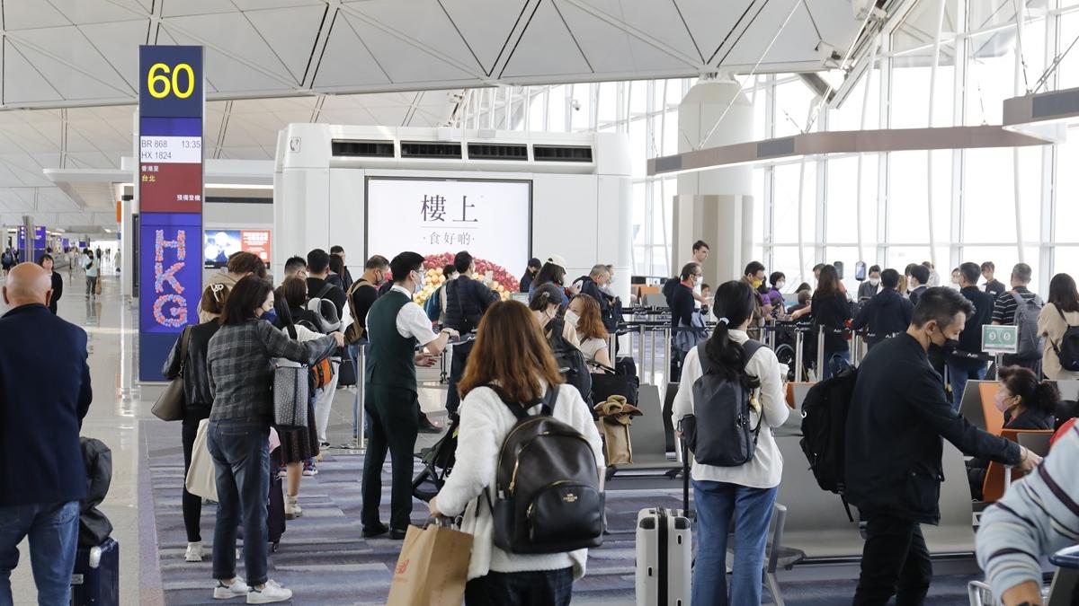 涉案男子早前在機場禁區被發現穿着印有煽動字句的上衣。(資料圖片／林俊源攝)