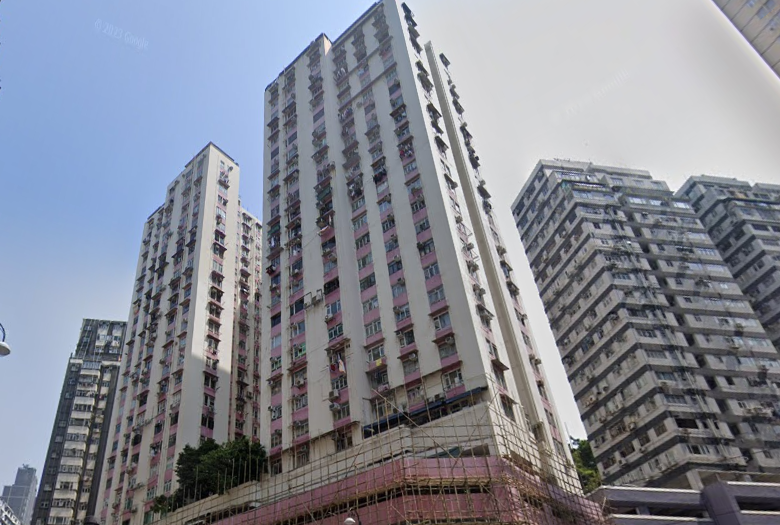 北角中心大廈雖然樓齡大，但前往炮台山站僅2分鐘步程，屬港島區低價上車盤之選。