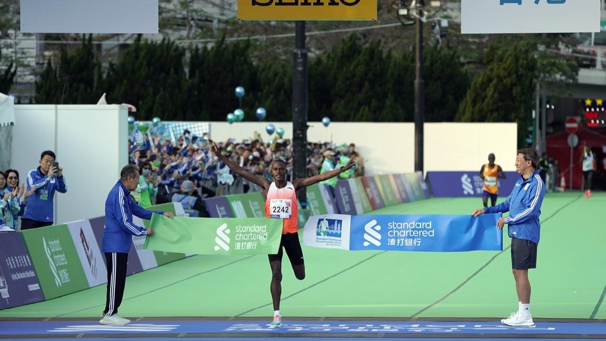 肯尼亞的Seroi Anderson Saitoti在全馬賽事男子組奪冠。(中新社)