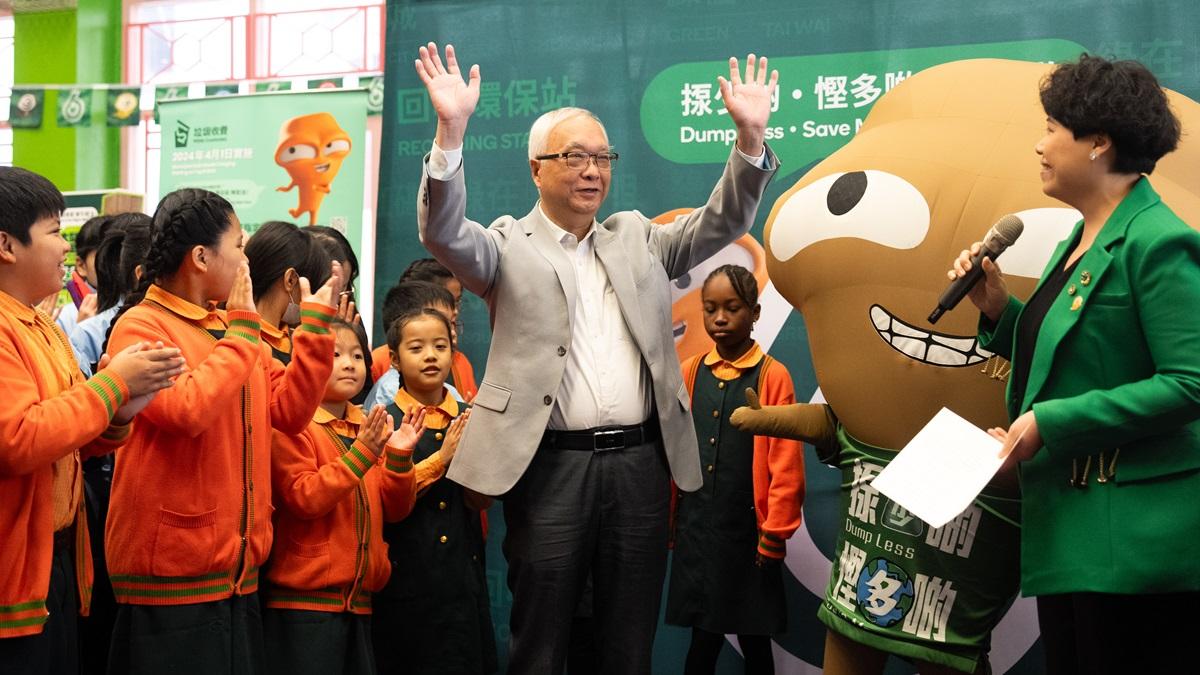 謝展寰就垃圾徵費發表網誌，表示以市民角度簡單講述一些常見問題。(林靄怡攝)