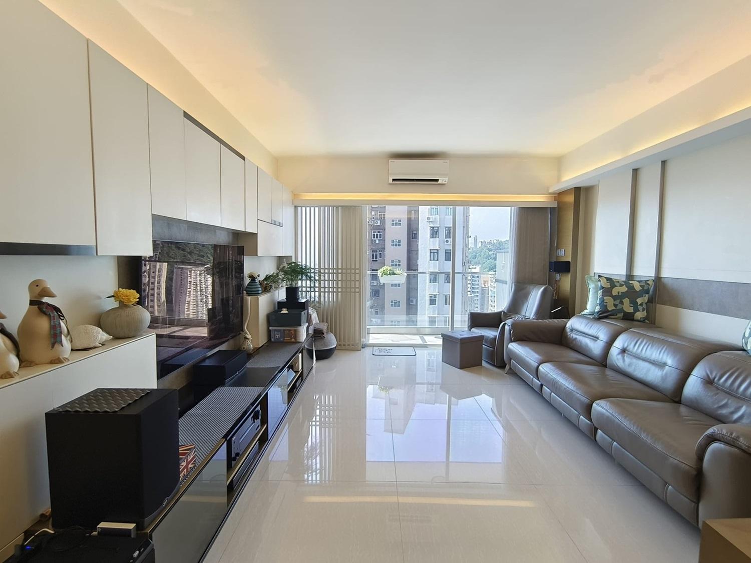 單位明亮開揚，客廳外接大露台。