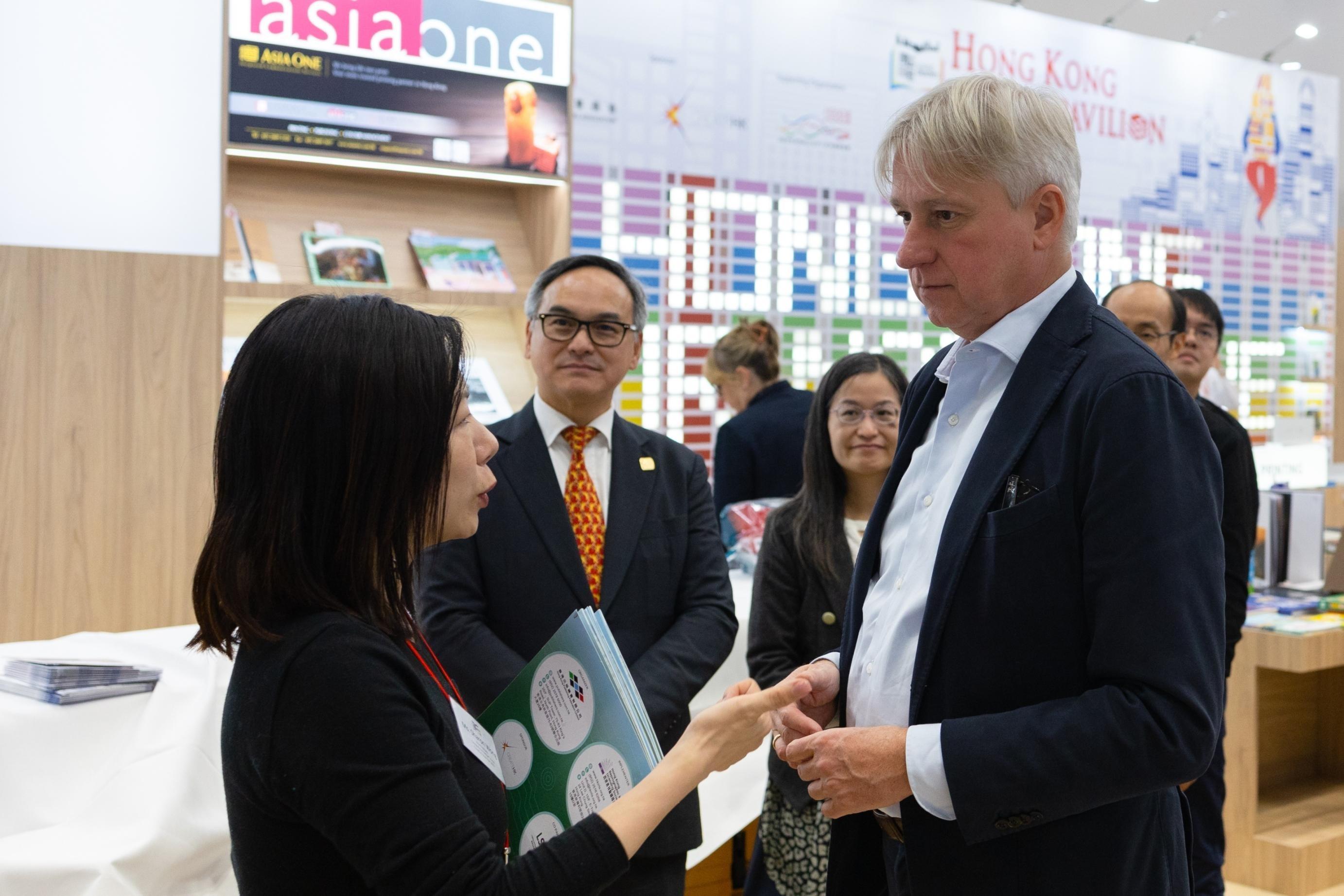 「出版3.0」項目籌委會執行主席（常務）黃燕如博士（左）參加法蘭克福書展期間向全球電子書採購商／營運商代表推廣「出版3.0－香港智能電子書庫」。（「出版3.0－香港智能電子書庫」提供）