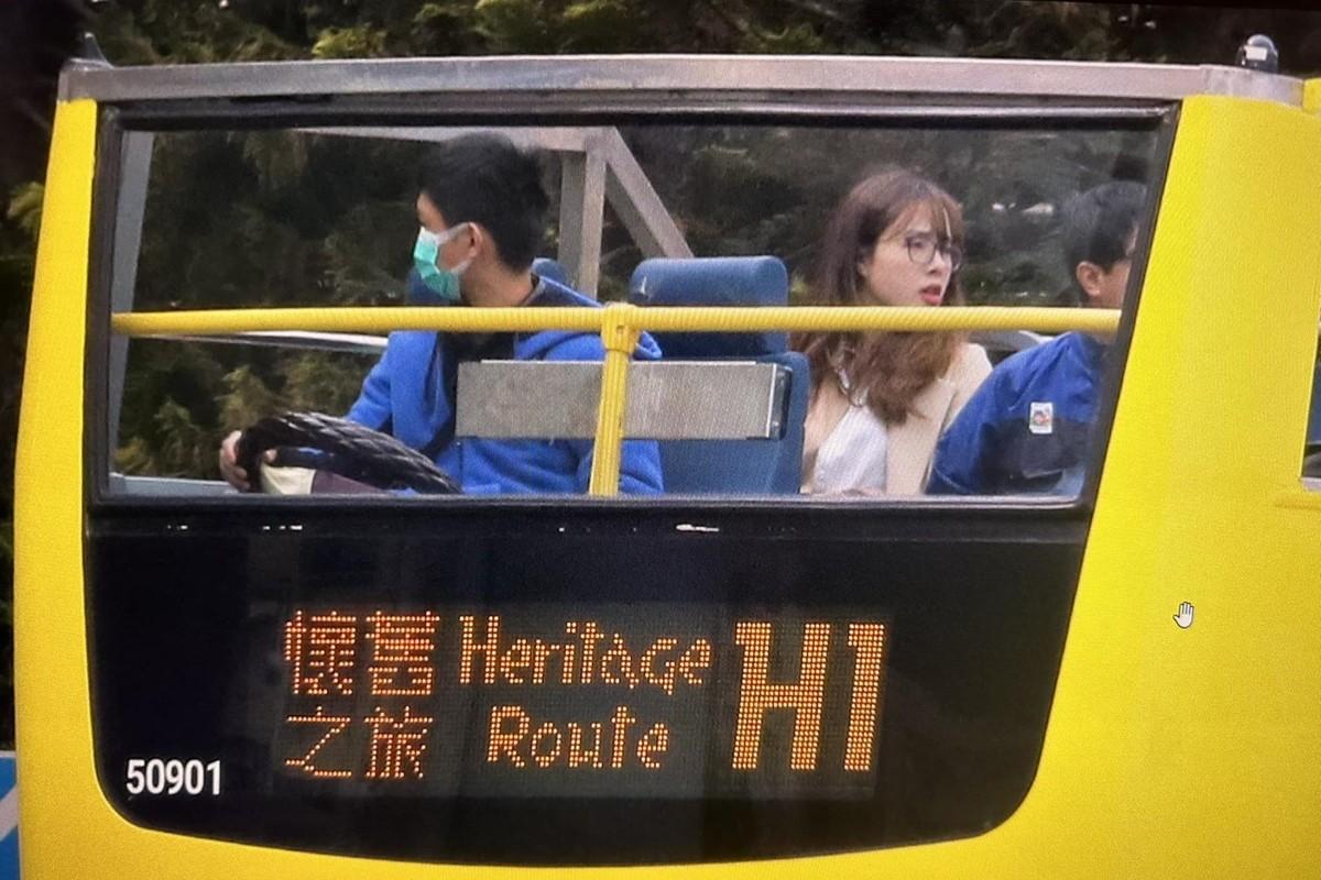 有網民發現開篷巴士上層有另一名「車長」。(網民Pirro Cheung圖片)