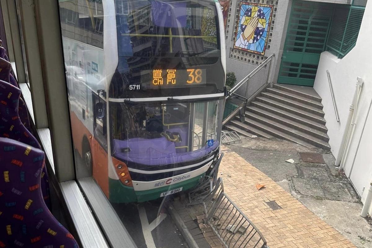 一輛城巴在華富道失事撞毀欄杆。(網民Johnny Yeung@FB群組「南區之友^o^」)