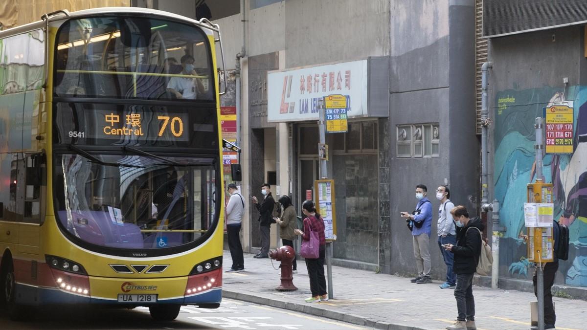 南區區議會關注新巴併入城巴後，區內專營巴士的脫班情況。(資料圖片／蘇文傑攝)