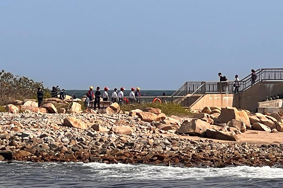 救援人員到場救起昏迷的1男1女。(網民Jack Ho@FB群組「香港交通及突發事故報料區」)