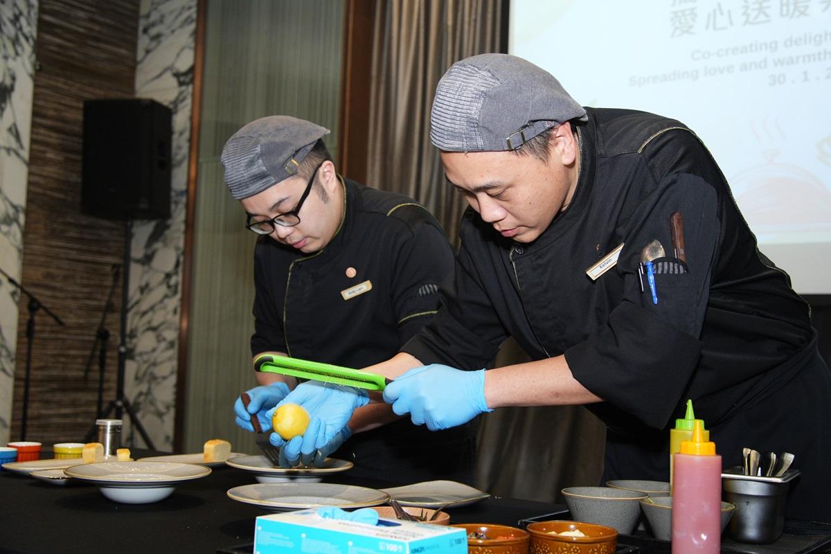 如心酒店西廚團隊即場示範製作「金齡美饌」。(華懋集團提供)