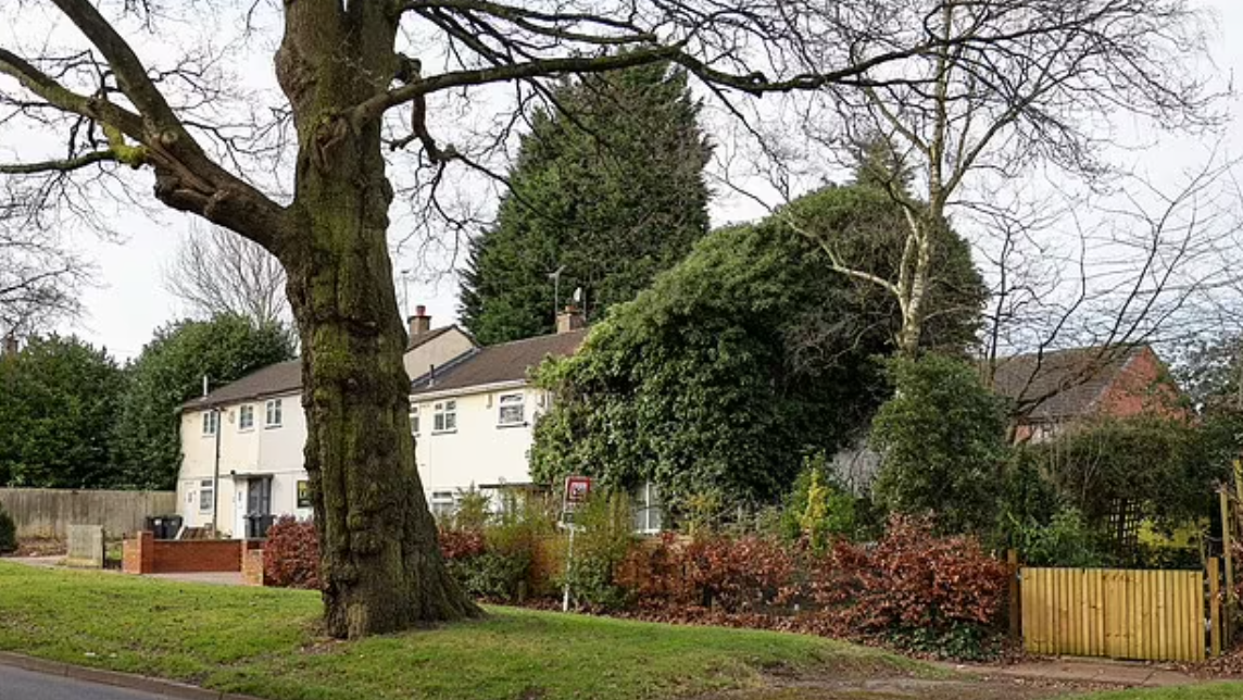 英國物業｜伯明翰3房大屋拍賣叫價僅2.5萬鎊 非凶宅 因一問題賤賣 鄰居耍手擰頭