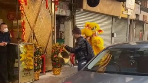 裝成醒獅的兩人，竟敢向麻雀館「搵食」。(影片截圖)