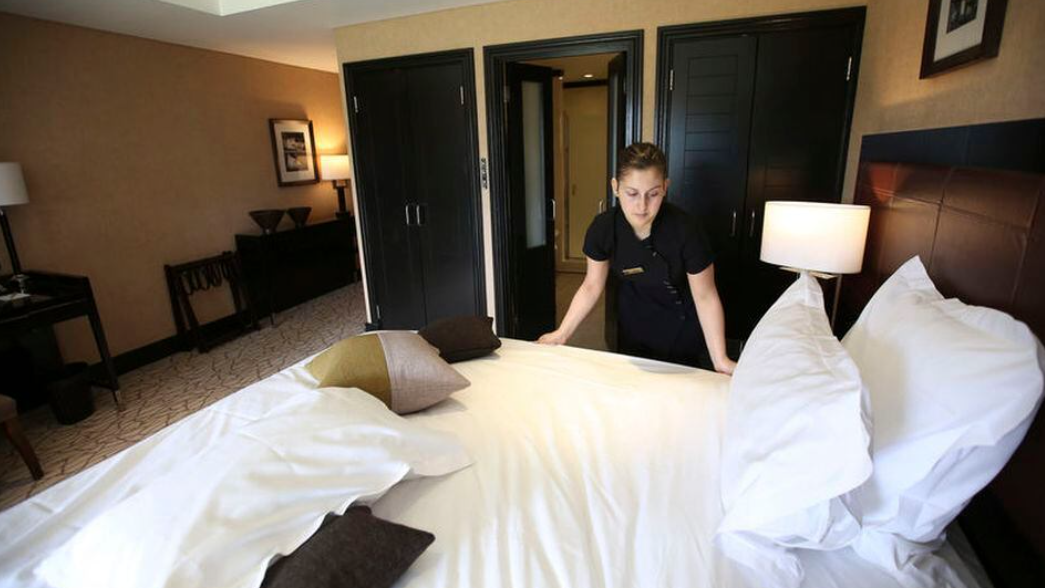 住酒店掛「請勿打擾」牌不用執房 員工原來仲為難！苦衷唔講唔知