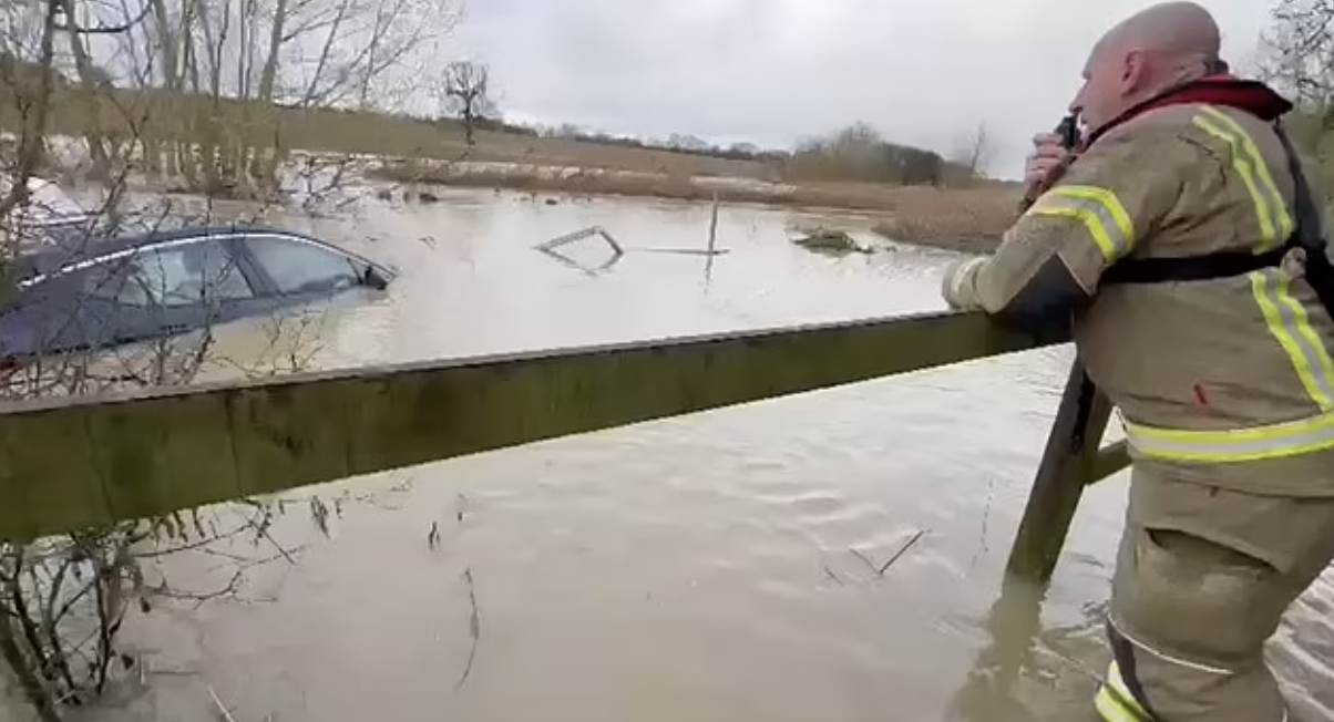 移民英國｜汽車困4呎深洪水 消防員竟挨著欄杆「闊佬懶理」民眾睇唔過眼自發救人(有片)