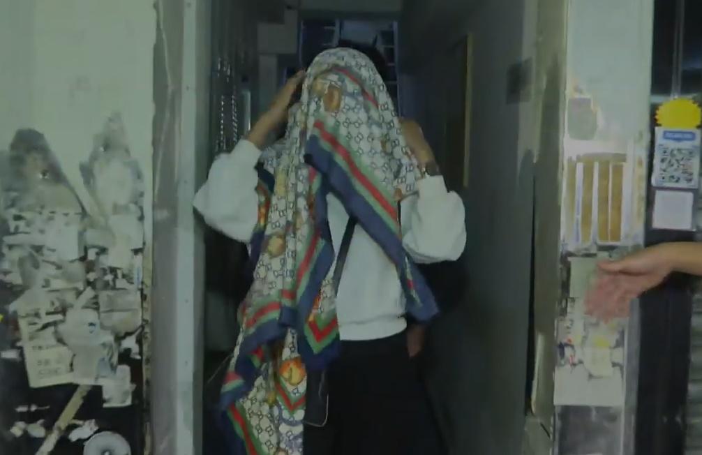 深水埗53歲婦疑遭調戲，男友護花被醉漢持刀恐嚇混亂間婦人受傷。(電視截圖)