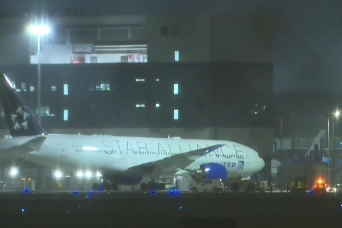 男子伏屍機場滑行道，疑意外跌出拖車遭飛機輾斃。(電視截圖)