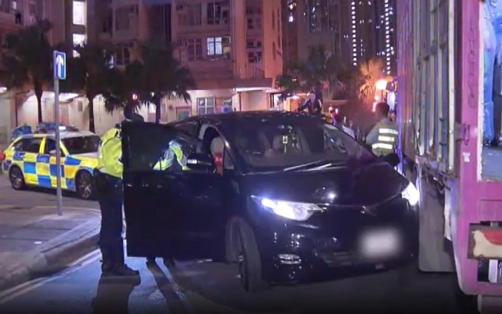 旺角七人車逃避截查撼貨車，男司機涉危駕被捕。(電視截圖)