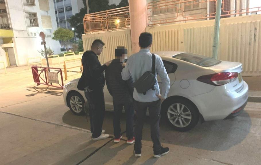 青衣六旬漢便利店撿銀包拾遺不報被捕。(葵青警區@FB)