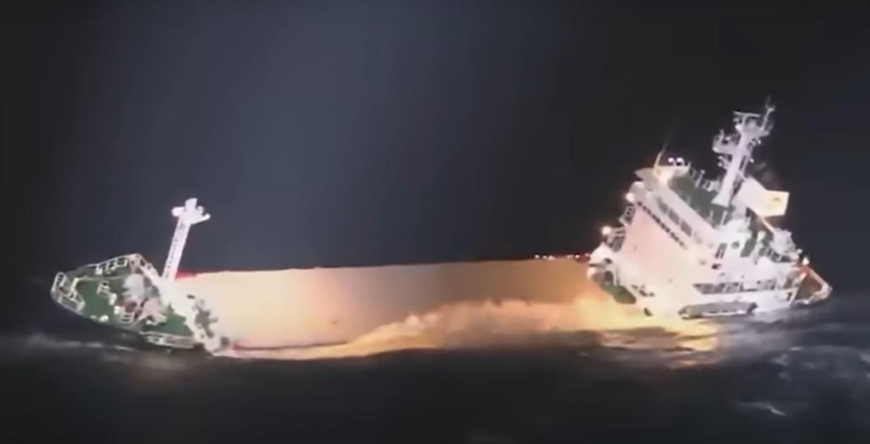 南韓往中國貨輪傾側逾25度沉沒，驚濤駭浪下11人全獲救。(YouTube)
